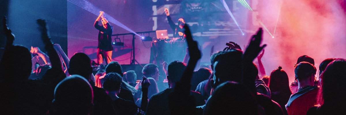 雨燕足球线上球迷社区互动交流场景