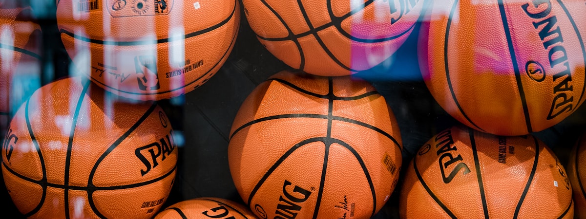 众多球迷通过手机电脑观看足球直播的聚合场景